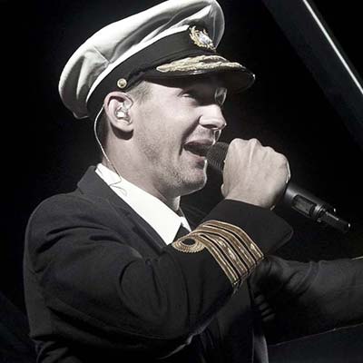 Sømændene komiker, vært, konferencier