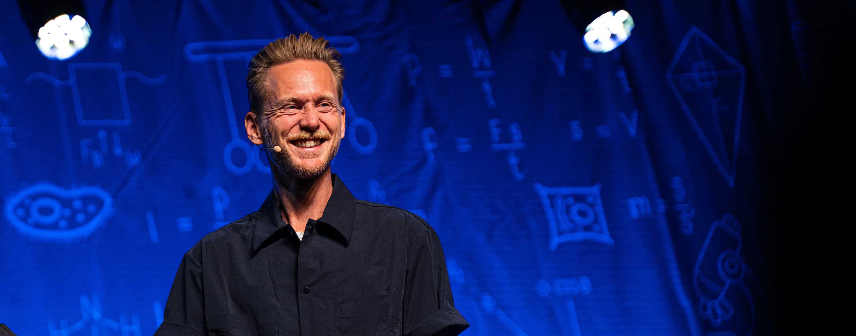 I går gik Huxi Bach på scenen for sidste gang med onemanshowet Ufatteligt – og dermed blev en helt fantastisk tour rundet af.